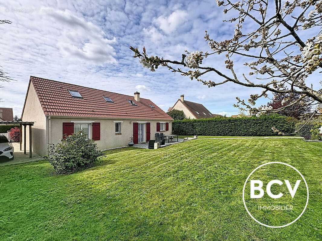 Maison à FONTAINE-LA-GUYON