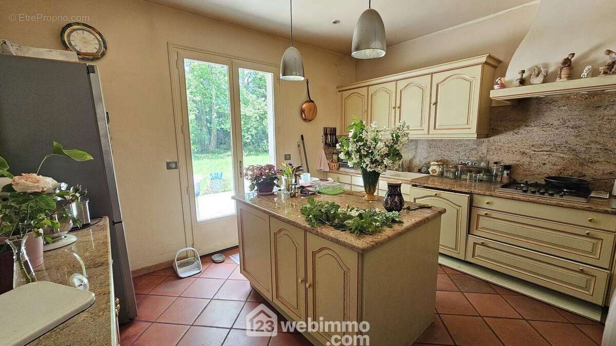 Une cuisine semi-ouverte sur le séjour d'une surface de 14 m², toute équipée.
