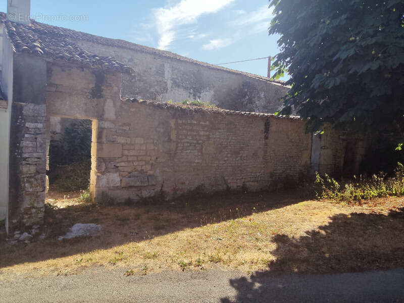 Maison à vendre à rénover entièrement SAINT HILAIRE DE VILLEFRANCHE (17) - photo 4