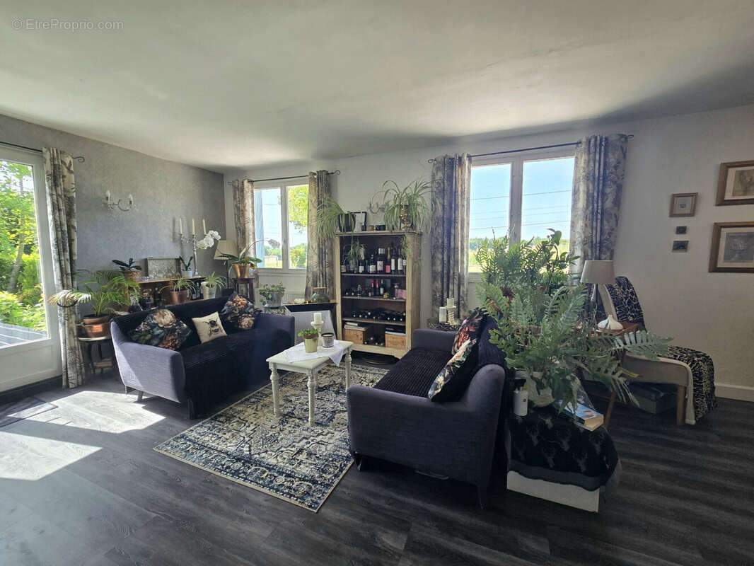 Maison à LA ROCHEBEAUCOURT-ET-ARGENTINE