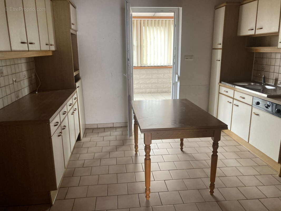 Maison familiale de 130 m2   4 chambres, double garage et terrain - photo 3