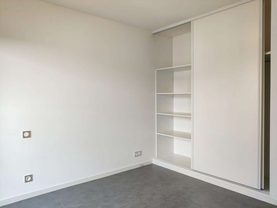 Chambre avec dressing - Appartement à CHARTRES-DE-BRETAGNE