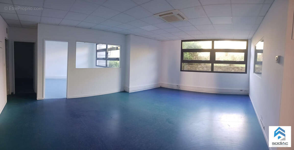 Commerce 101 m² à Saint-Denis  - photo 5