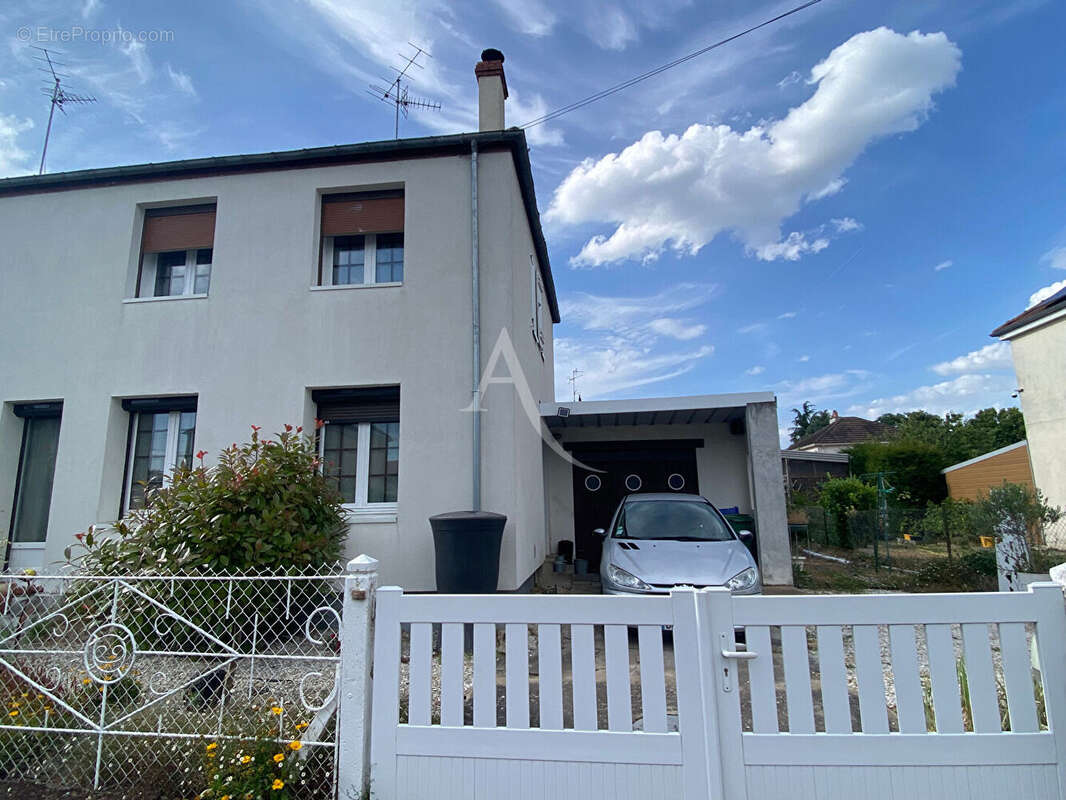 Maison à SAINT-JEAN-DE-LA-RUELLE