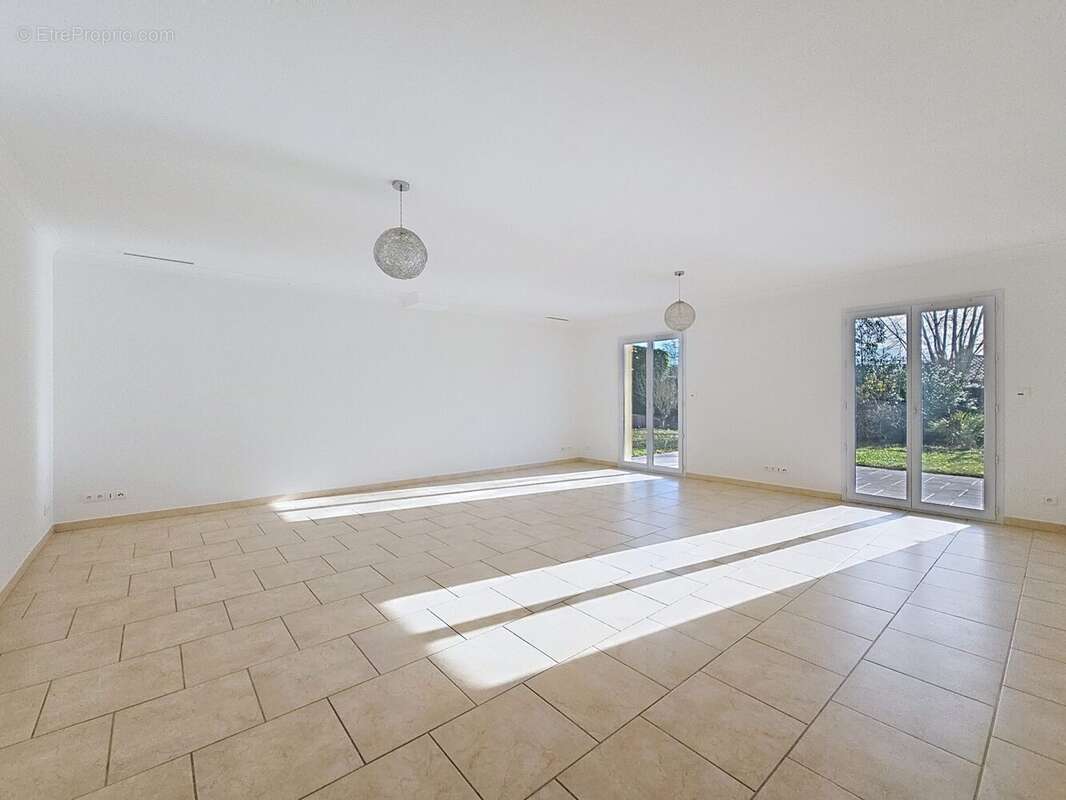 Maison à SAINT-PIERRE-DE-LAGES