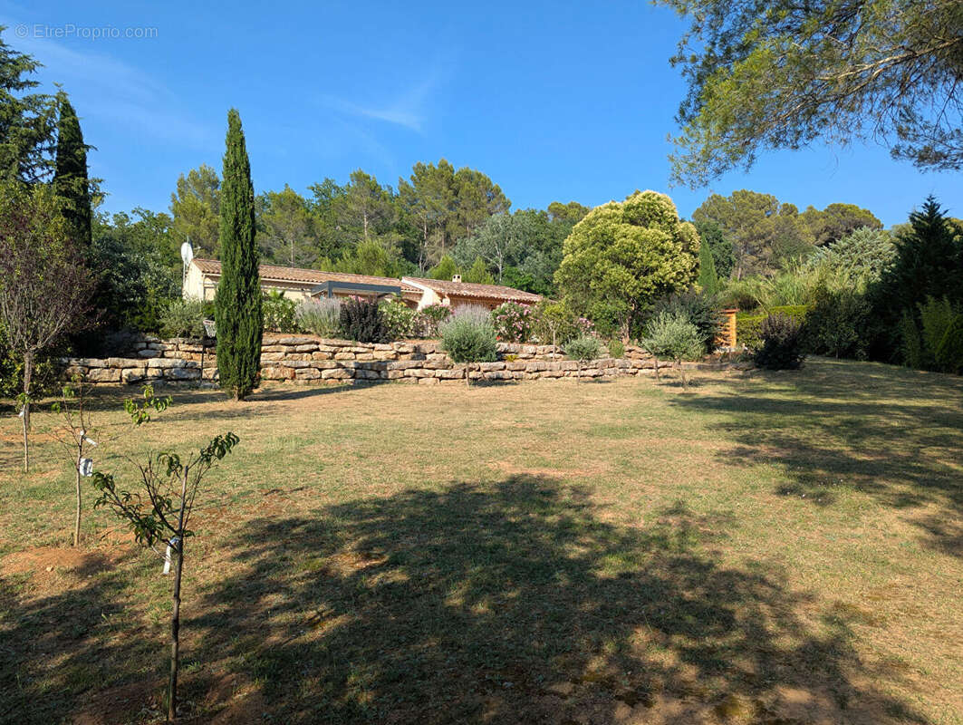 VILLECROZE, maison de plain-pied 130 m², 3 chambres, piscine, garage, terrain de 3 300 m² - photo 4