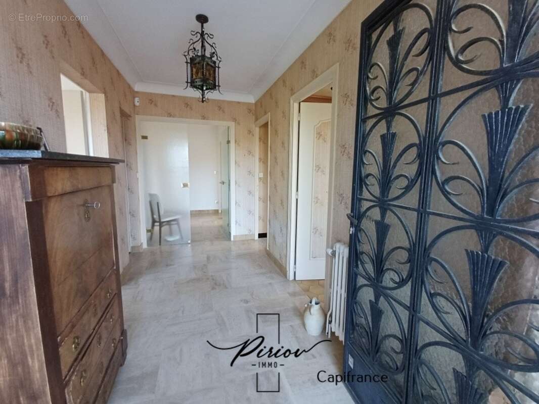 Maison familiale au coeur de Doué la Fontaine - Potentiel de 6 chambres - photo 2