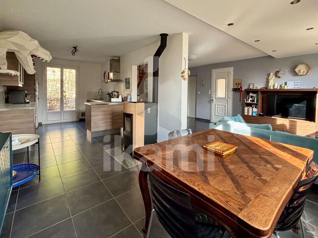 Maison à LAUDUN-L'ARDOISE