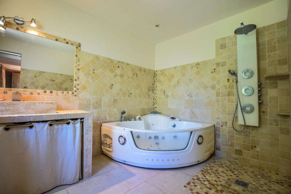 Maison de caractère rénovée – 4 chambres, piscine et environnement résidentiel recherché - photo 8