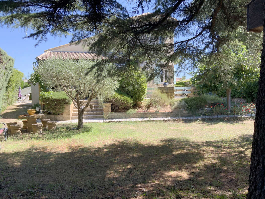 Villa cossue située à Uzès avec terrain de 1400 m2 avec piscine. - photo 11