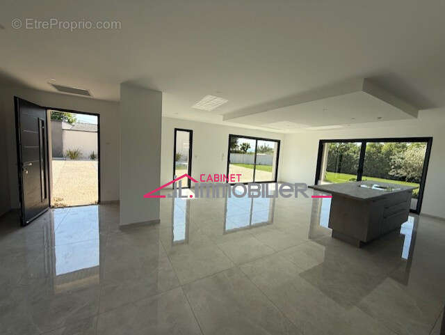 Maison à CHARMES-SUR-RHONE