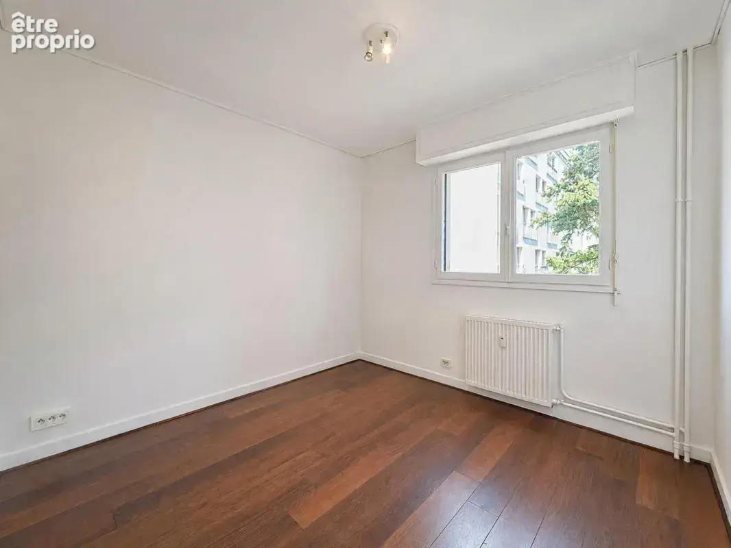 Appartement T5, 3 chambres, loggia, balcon, cave, stationnement aisé - photo 8