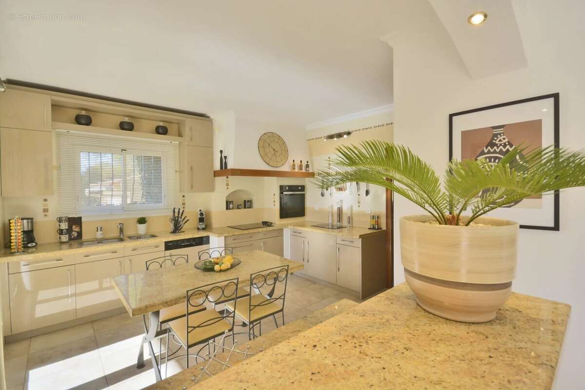 Maison à ROQUEFORT-LES-PINS