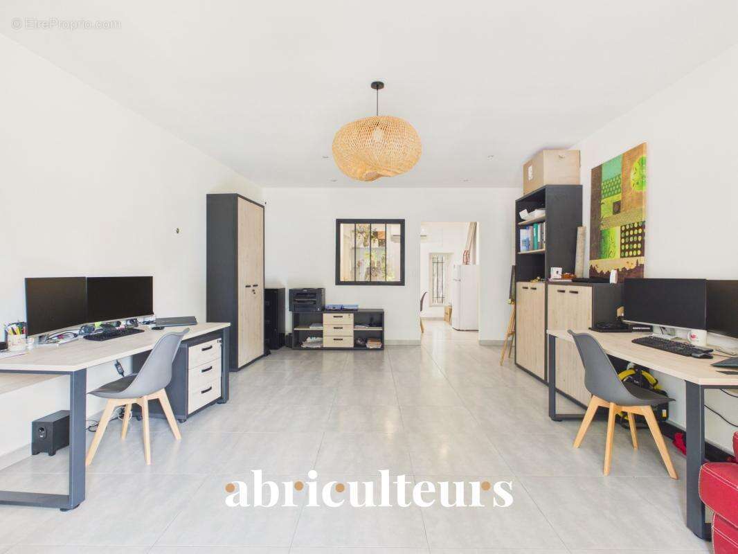 Mas provençal rénové de 249 m² avec dépendance – Grans - photo 21