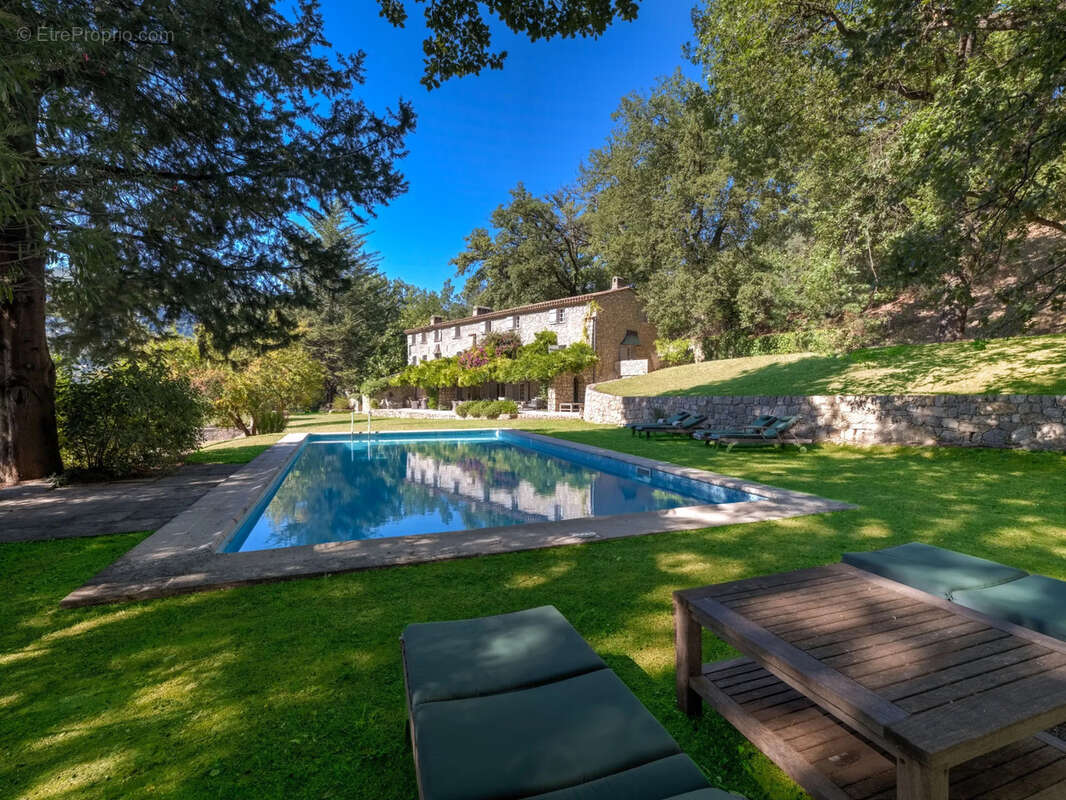 Maison à CHATEAUNEUF-GRASSE