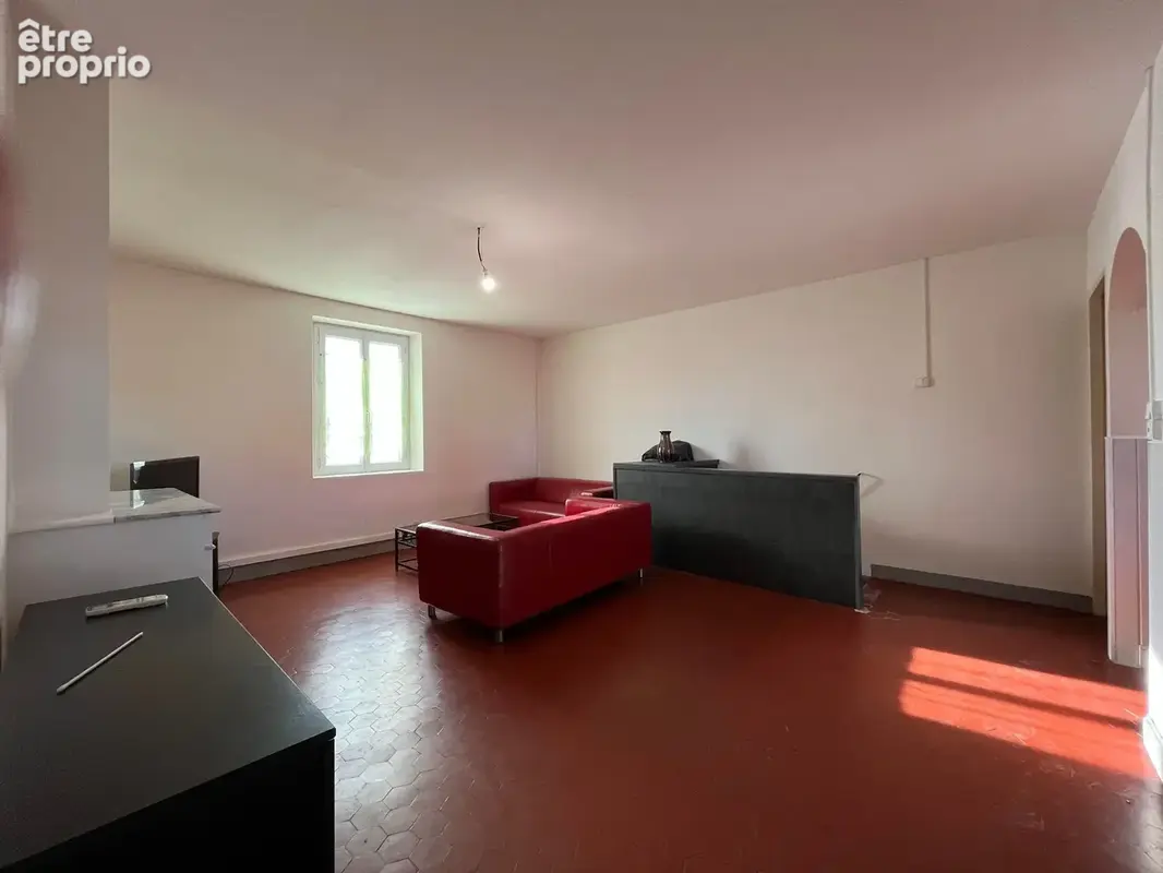 Salin de Giraud (13) : Ensemble Immobilier = Un Local commercial de 125 m2 + un Appartement T4 Traversant de 1 - photo 4