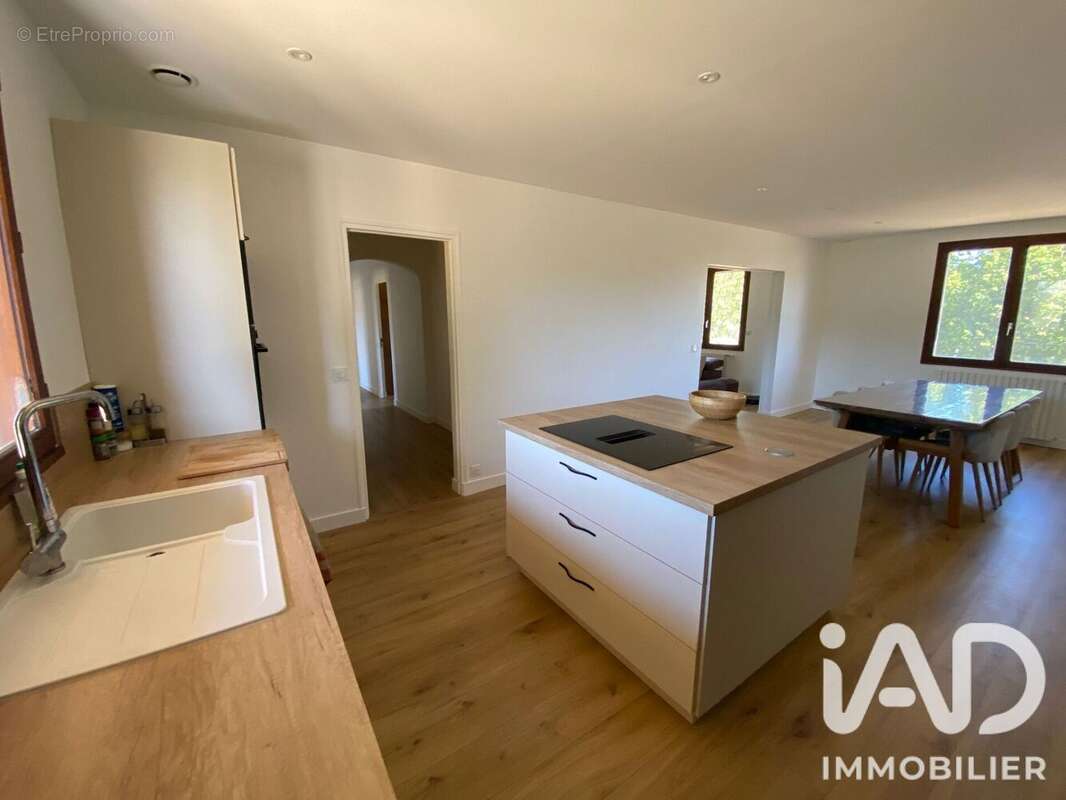 Maison 110 m² à Azay-Le-Brule  - photo 7