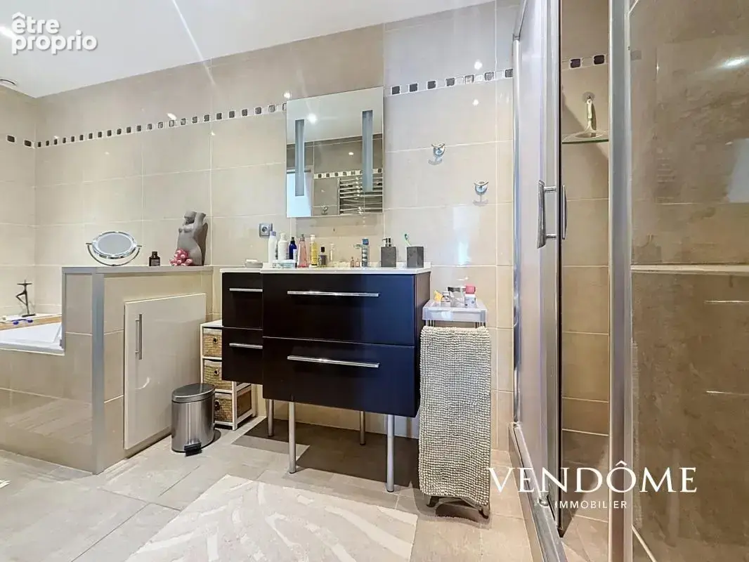 Lille, RUE ROYALE - Appartement 120 m² - 2 Chambres - Parking - photo 12