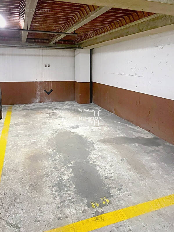 Parking à PARIS-8E