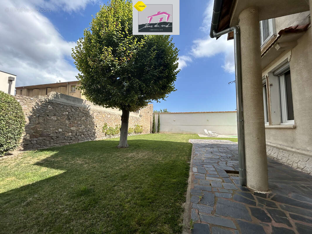 Maison bourgeoise au cœur d'un magnifique terrain avec piscine. - photo 17