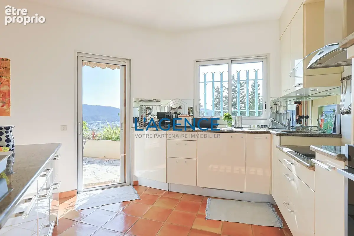 Villa T5 de 145 m2 avec piscine offrant une superbe vue dégagée sur la ville de Hyères - photo 9