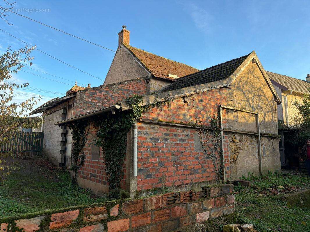 Maison à AINAY-LE-CHATEAU