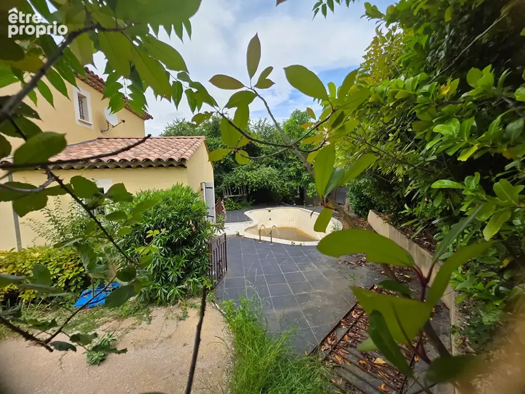 Super Maison  de plain pieds de 128 m2 habitable avec terrain , piscine et parkings - photo 8