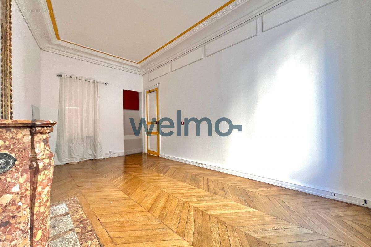 Commerce à PARIS-8E