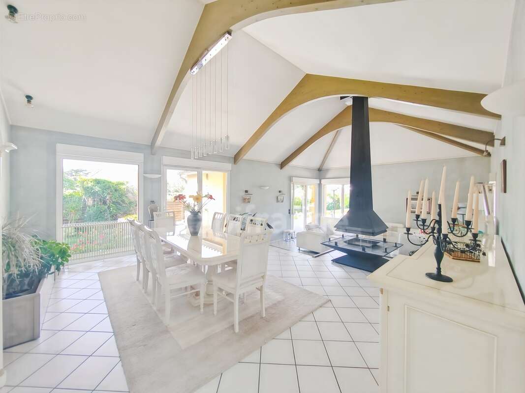 Secteur Bourgogne du Sud 2 km entrée/sortie autoroute A6 Maison à vendre de 180 m² - 6 pièces - terrain de 2 481 m² piscine ! - photo 6