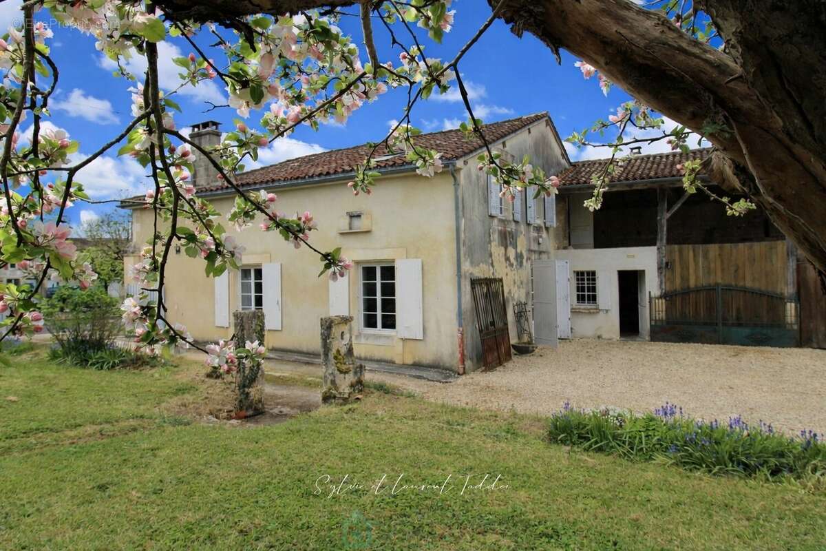 Maison à BARBEZIEUX-SAINT-HILAIRE