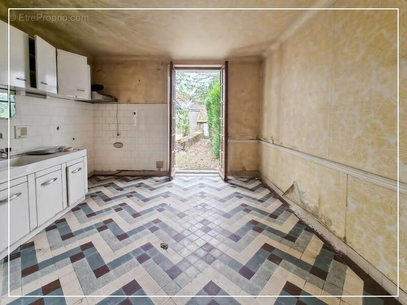 Maison + local avec appartement – fort potentiel à réinventer à vendre 8 pièces PREVERANGES (18) - photo 6