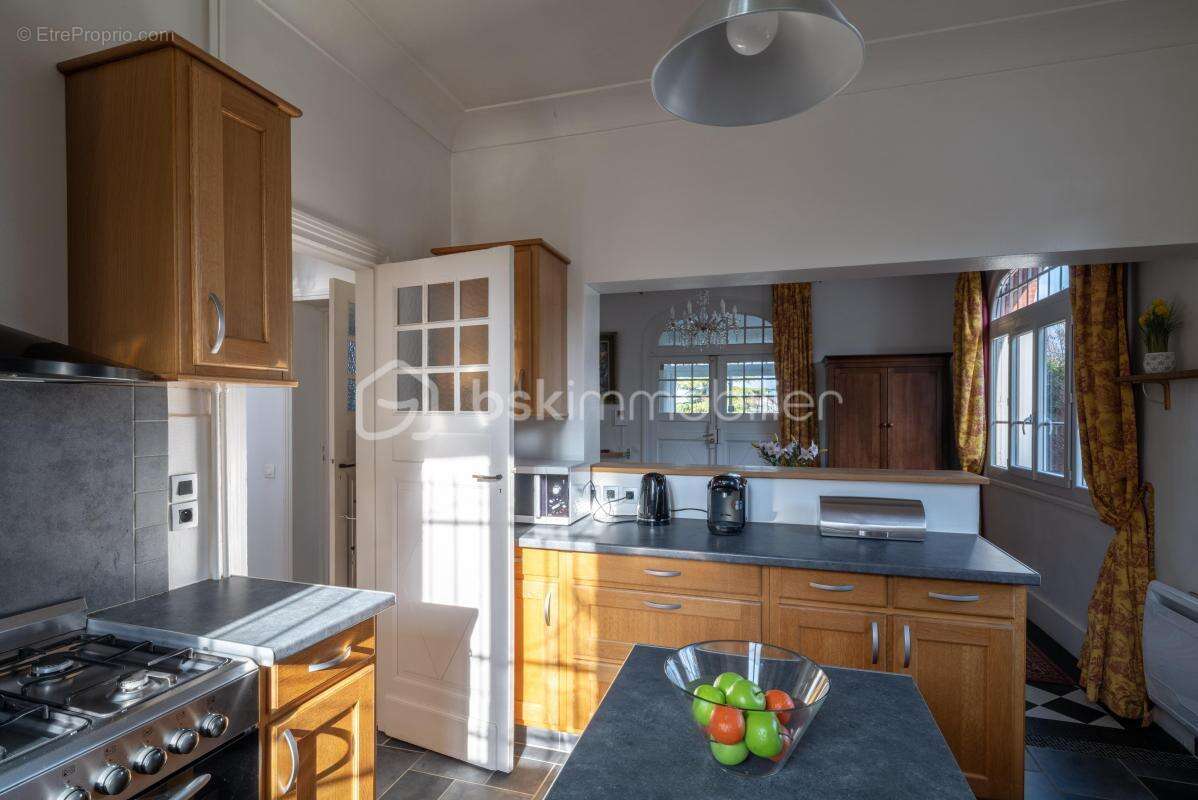 Maison de caractère  – 9 pièces, 7 chambres, sous-sol total – proximité rer d, commerces et écoles à pied - photo 8