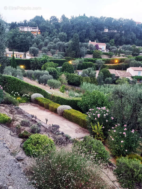 Maison à CHATEAUNEUF-GRASSE