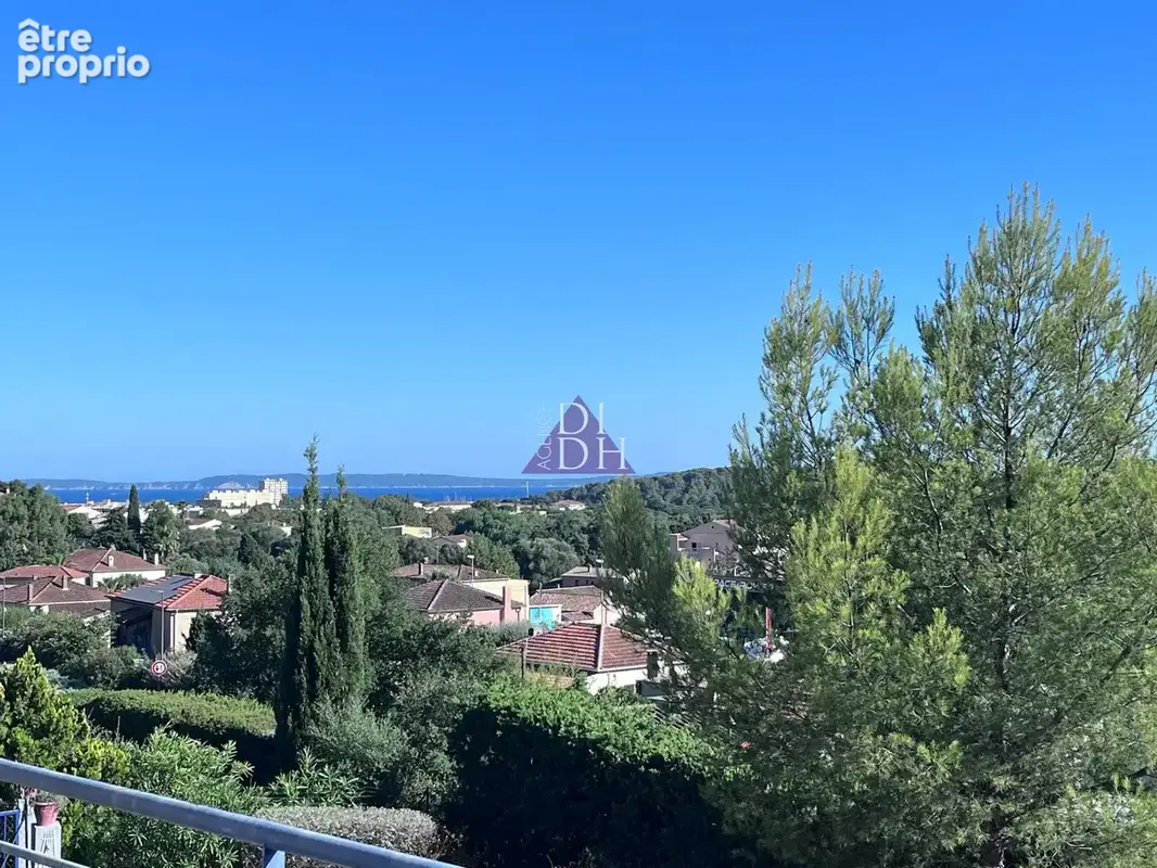 Vue mer pour ce 3 pièces en dernier étage avec vaste terrasse, garage et cave - photo 2
