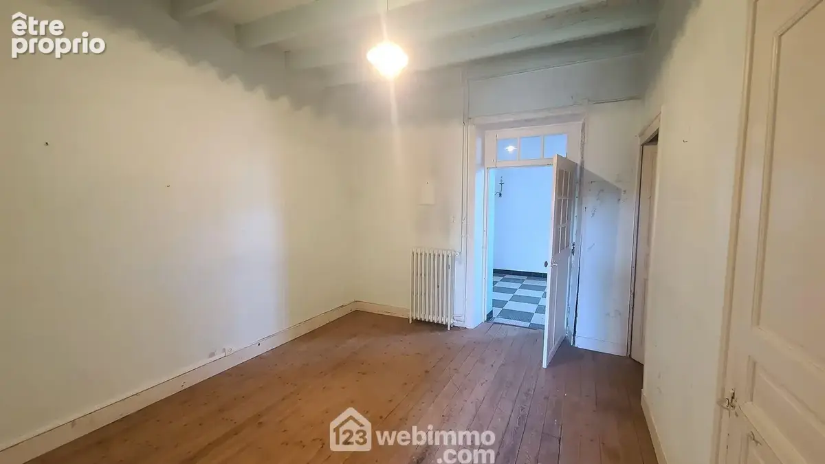 Chambre ou bureau pour cette pièce aveugle depuis laquelle on peut accéder à un grenier ou future chambre d'enfant.