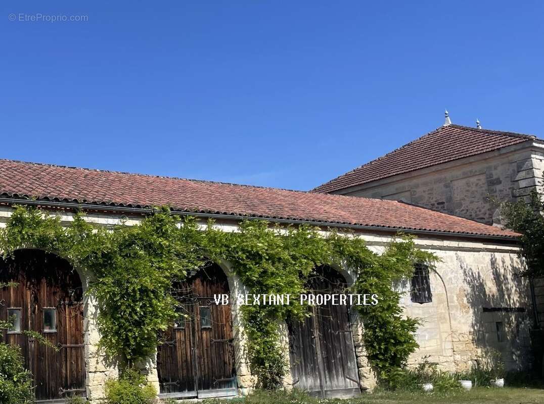 Entre-Deux-Mers, bel ensemble immobilier du XVIII ème siècle, 2 habitations avec dépendances et piscine 1 hectare 3 de terrain - photo 4