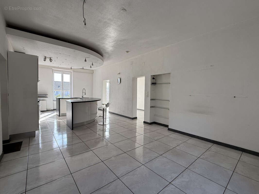 Maison à CREUZIER-LE-VIEUX