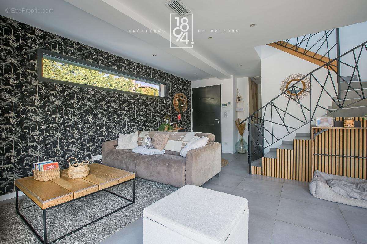 Maison À Vendre T4 Marseille 13011  Eoures  Villa familiale de 112m²  Jardin et piscine  Suite parentale en rez-de-chaussée  Sta - photo 11