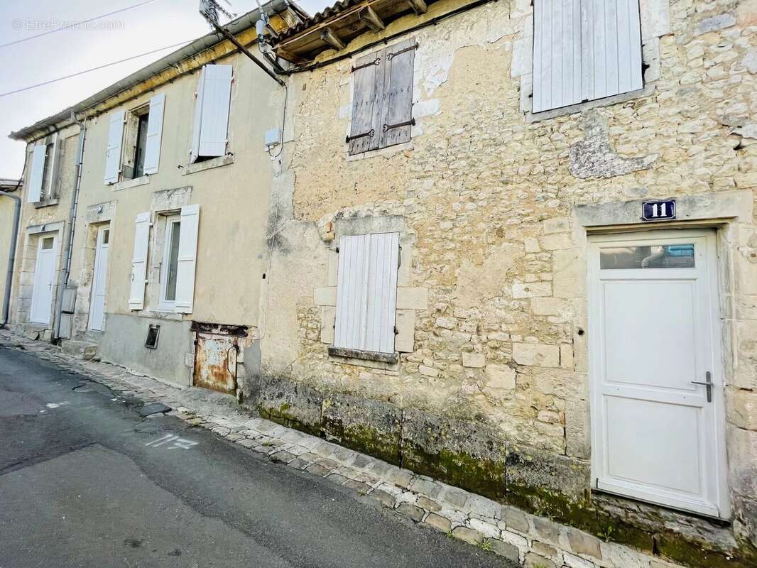 Maison à BARBEZIEUX-SAINT-HILAIRE