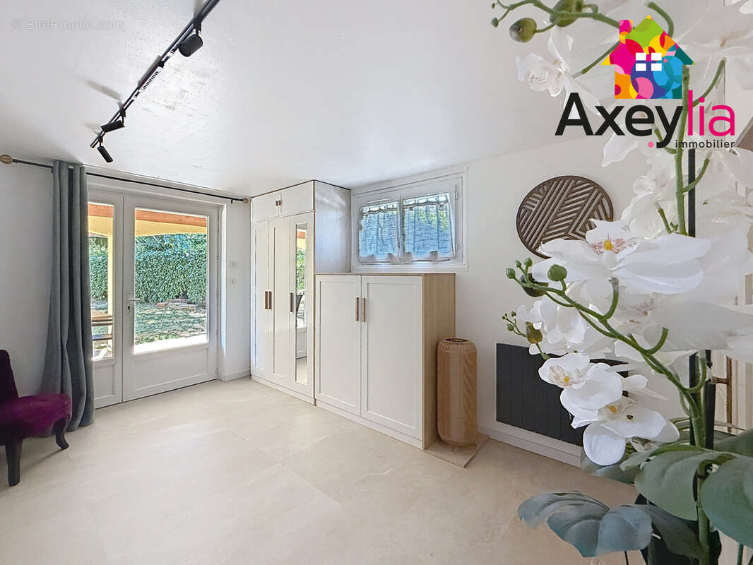 A vendre - riorges - propriété avec grande maison d'habitation, appartement indépendant, terrain et piscine - photo 17