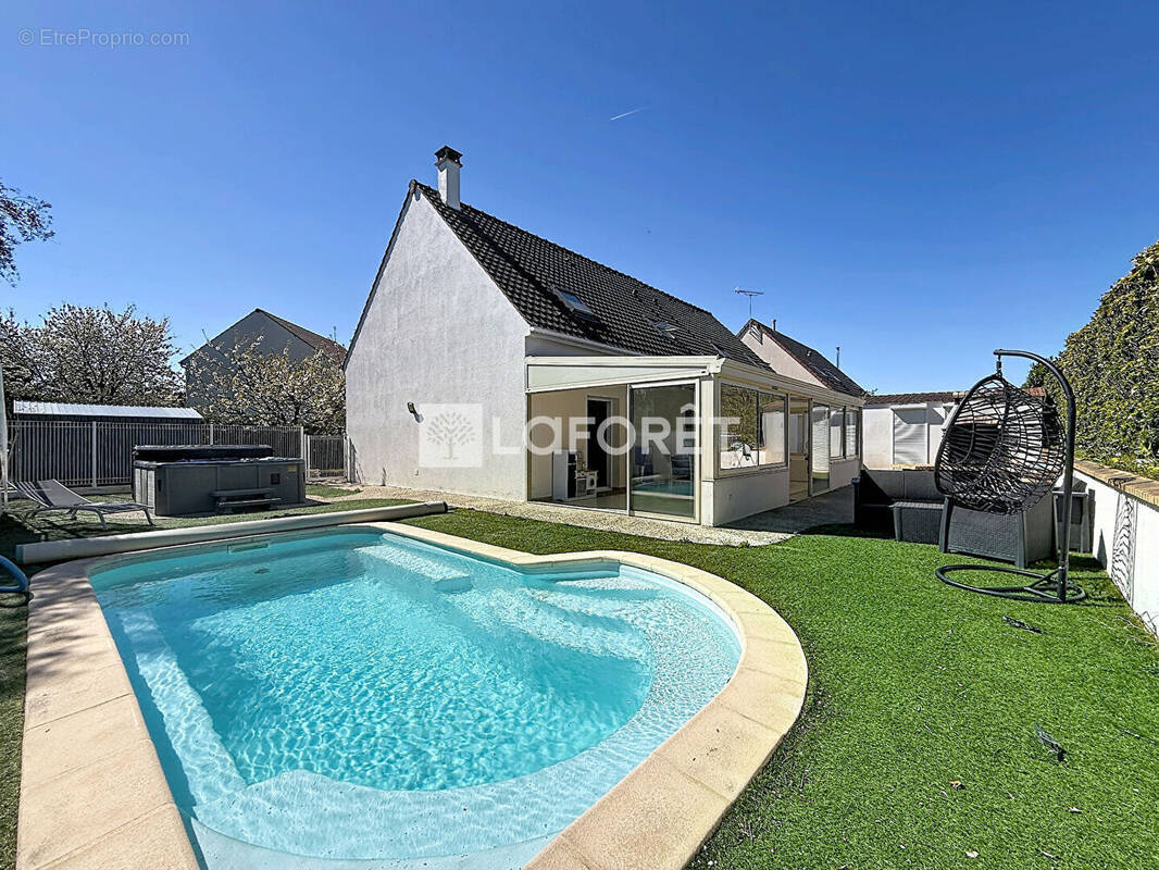 Maison à SAVIGNY-LE-TEMPLE