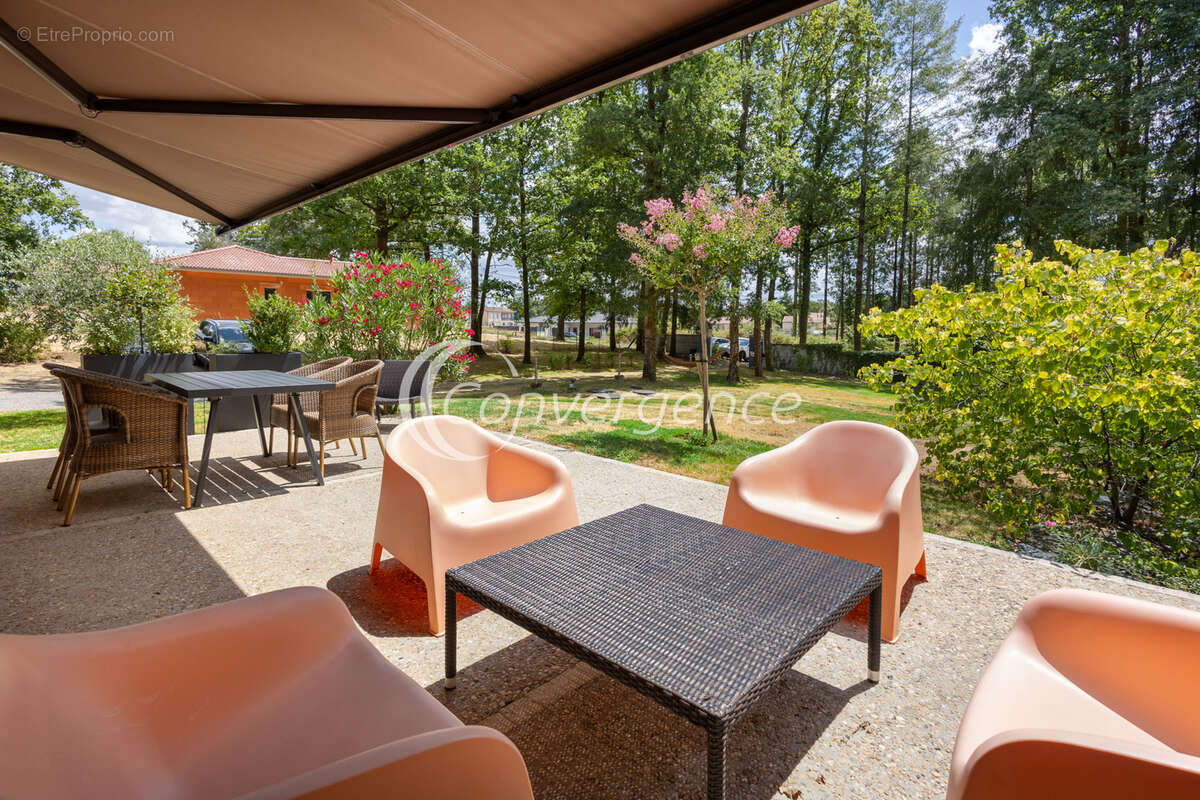 Superbe maison de plain-pied d'environ 160 m2 sur un magnifique terrain arboré de 2 500 m2   Accès PMR - photo 2