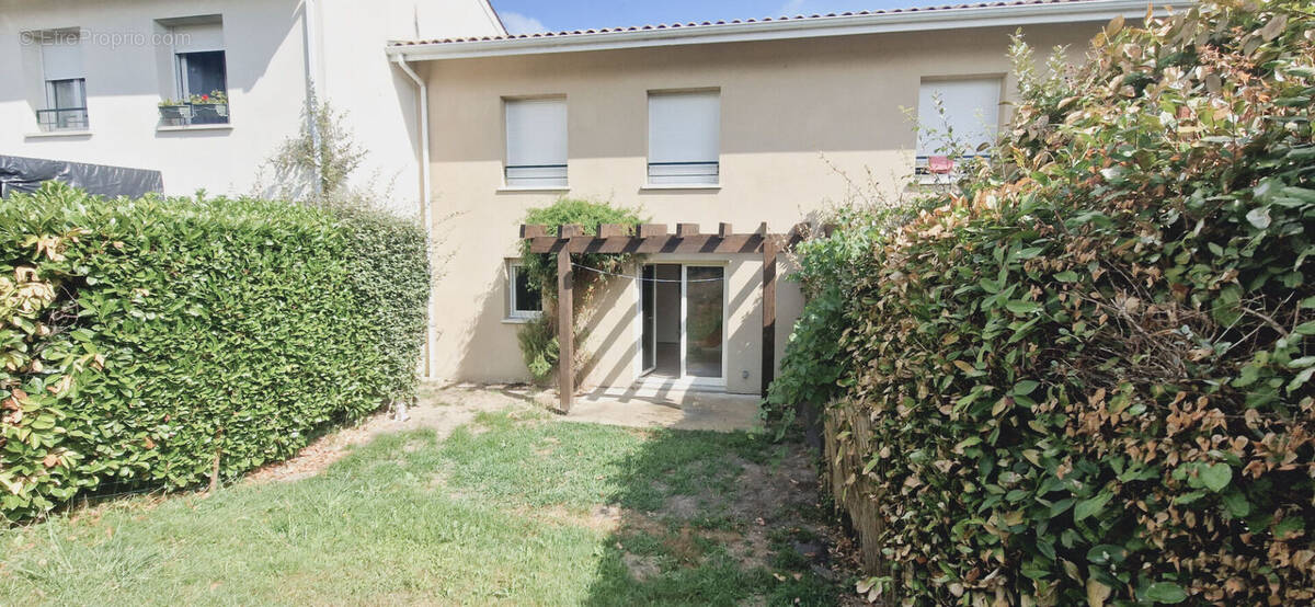 Maison à SAINT-YZAN-DE-SOUDIAC