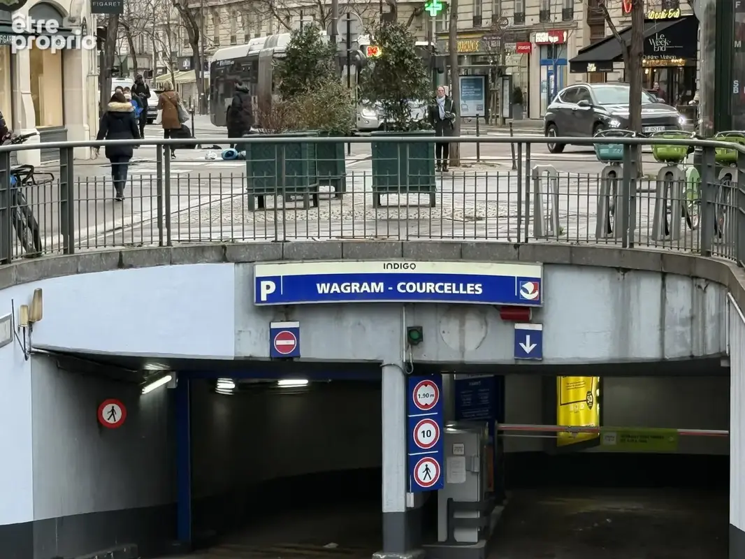 Parking à PARIS-17E