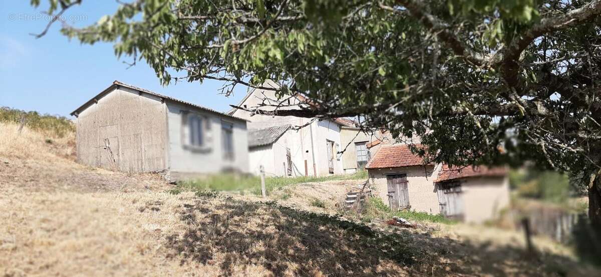 Fermette a rénover avec ses dépendances, sur 2,7 ha de terrain dans cadre bucolique - photo 3