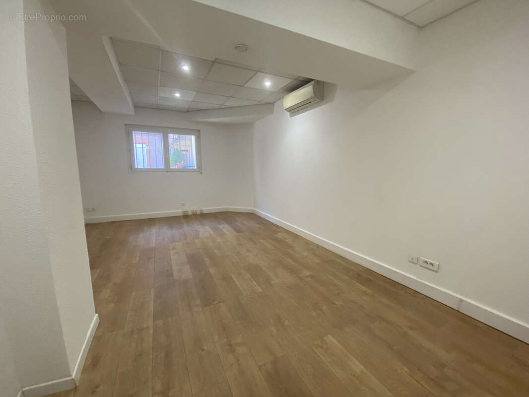 ST-AUBIN, Local professionnel 41 m2. Ascenseur / Clim - photo 5