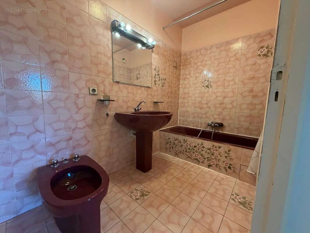 Appartement à SAINT-LAURENT-DU-VAR