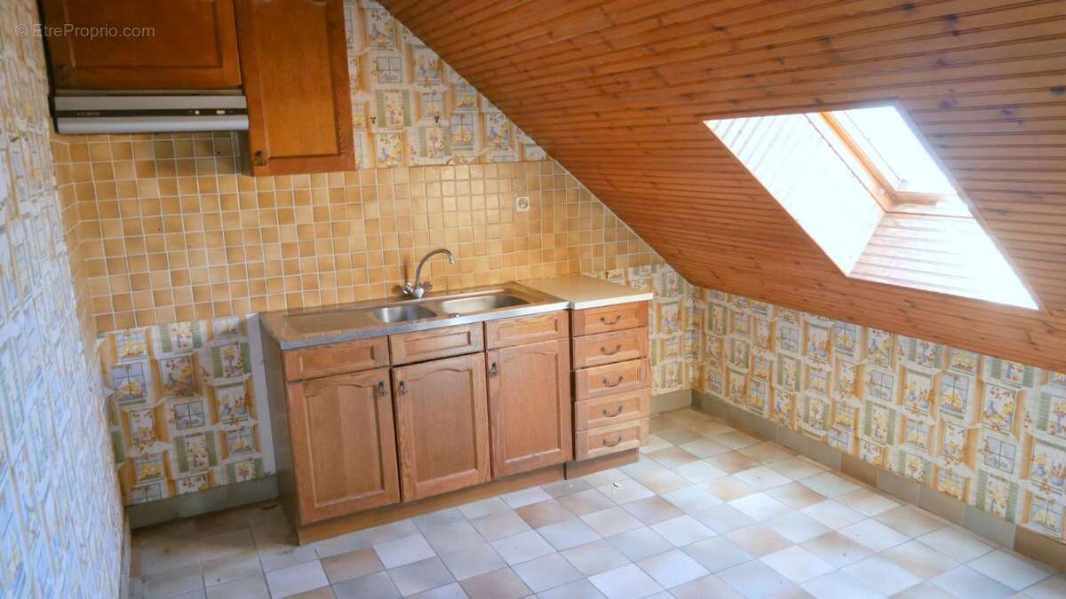 Maison à rénover - 208 m² avec dépendances sur 2100 m² de terrain - Proche commerces et écoles - photo 3