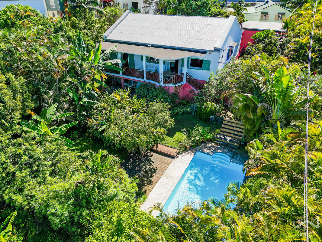 Villa de caractère avec vue océan, piscine et dépendances   Le Tampon - photo 2