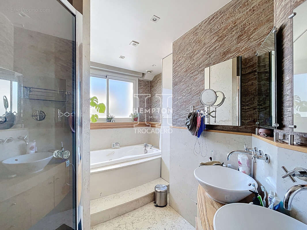 Appartement à PARIS-16E